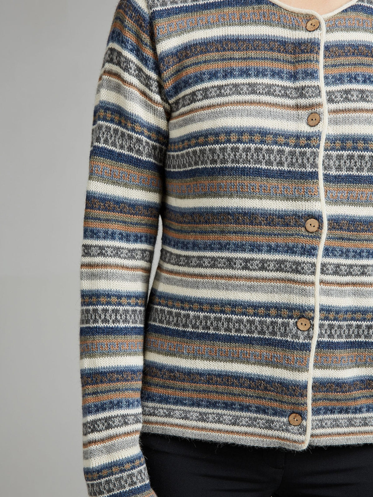 Cardigan Rayas in Navy mit Musterstreifen von Manuela Bedford – Detail des Streifenmusters und der Knopfleiste.