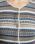 Cardigan Rayas in Navy mit Musterstreifen von Manuela Bedford – Nahaufnahme von Rundhalsausschnitt und Knopfleiste.