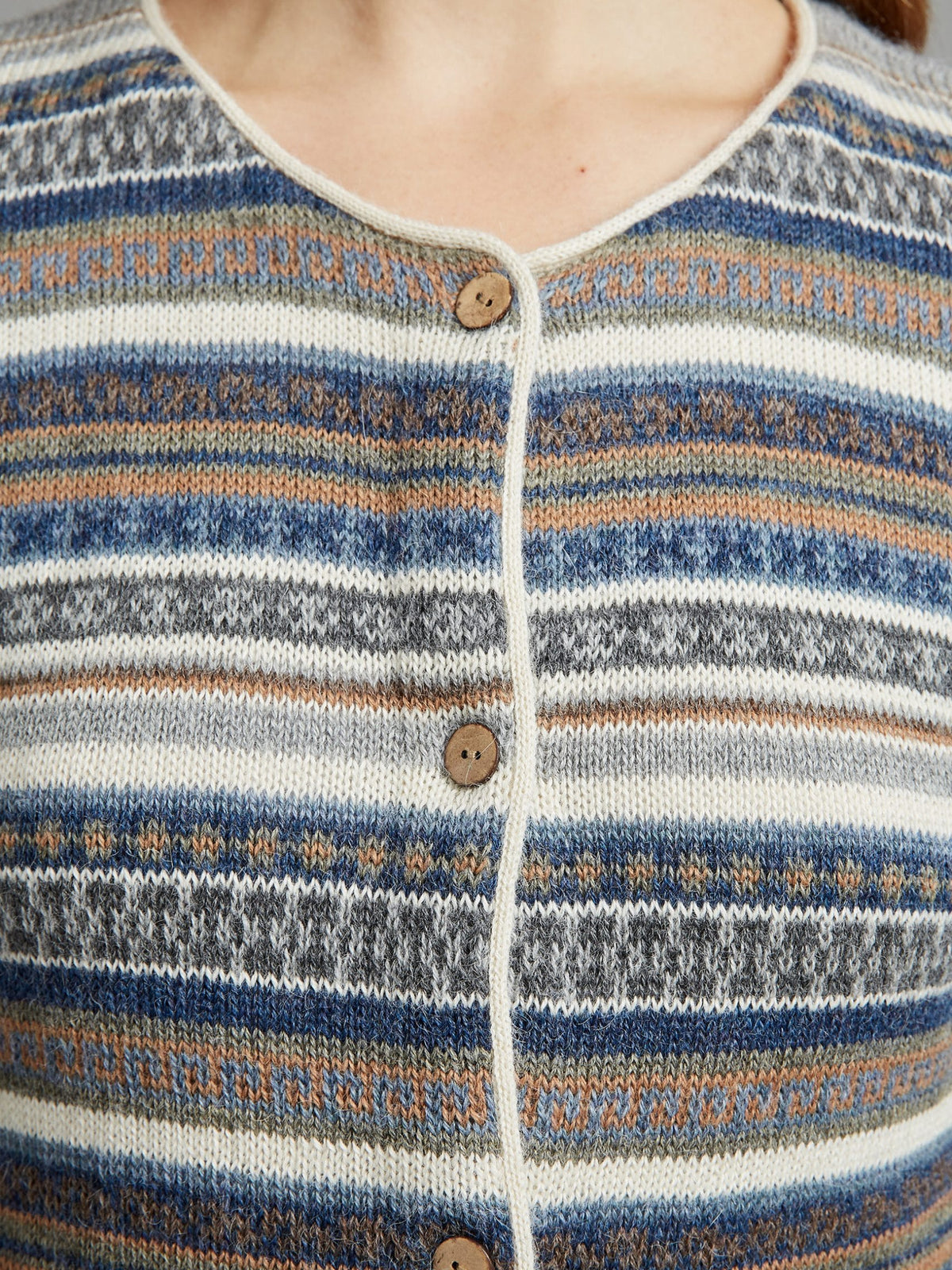Cardigan Rayas in Navy mit Musterstreifen von Manuela Bedford – Nahaufnahme von Rundhalsausschnitt und Knopfleiste.