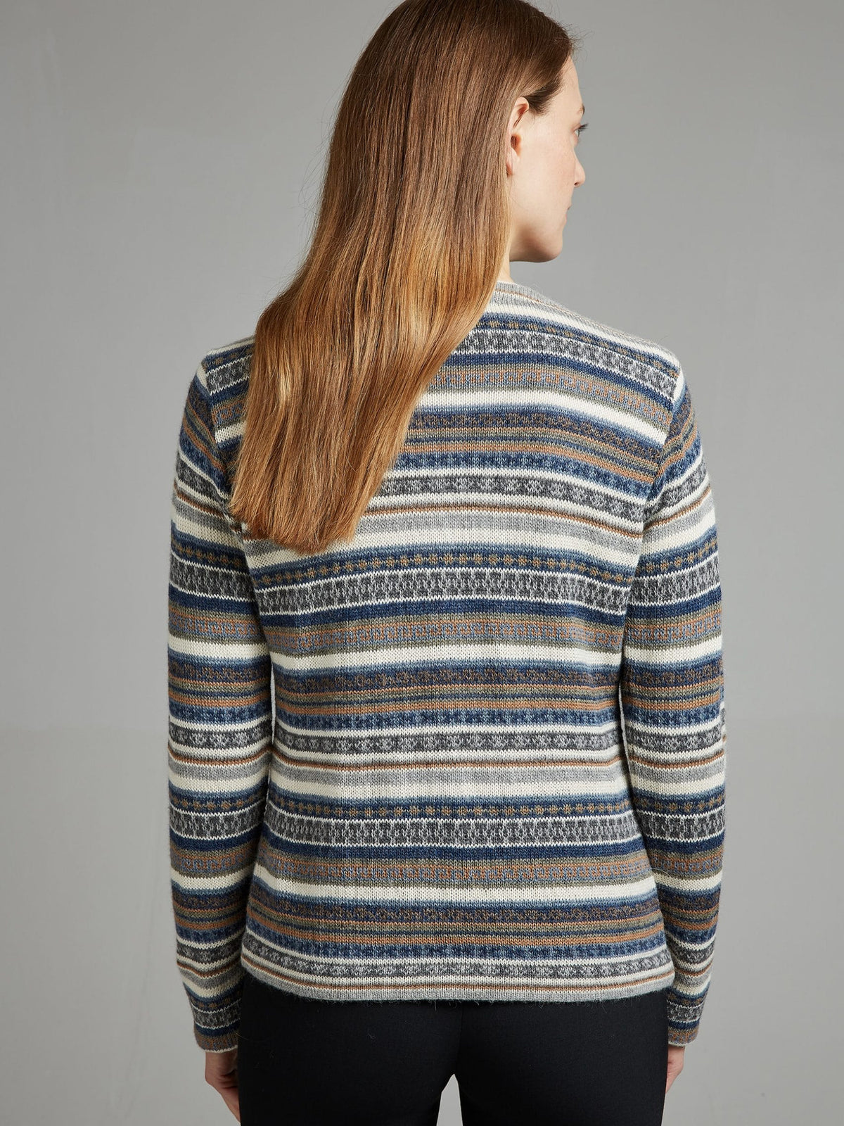 Cardigan Rayas in Navy mit Musterstreifen von Manuela Bedford – am Model, Rückansicht.