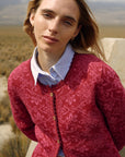 Alpaka-Cardigan Camila in Fuchsia von Manuela Bedford – am Model im Freien.