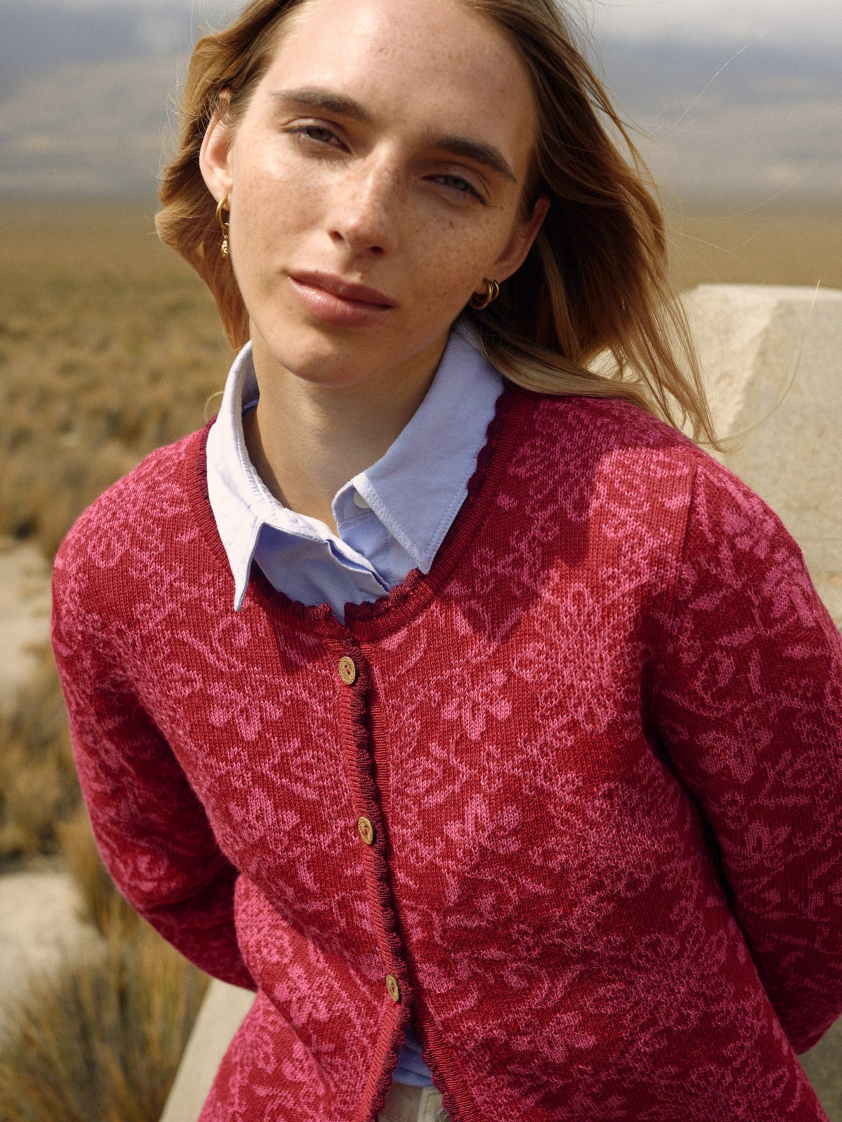 Alpaka-Cardigan Camila in Fuchsia von Manuela Bedford – am Model im Freien.