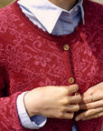 Alpaka-Cardigan Camila in Fuchsia von Manuela Bedford – Nahaufnahme von Muster und Knopfleiste am Model.