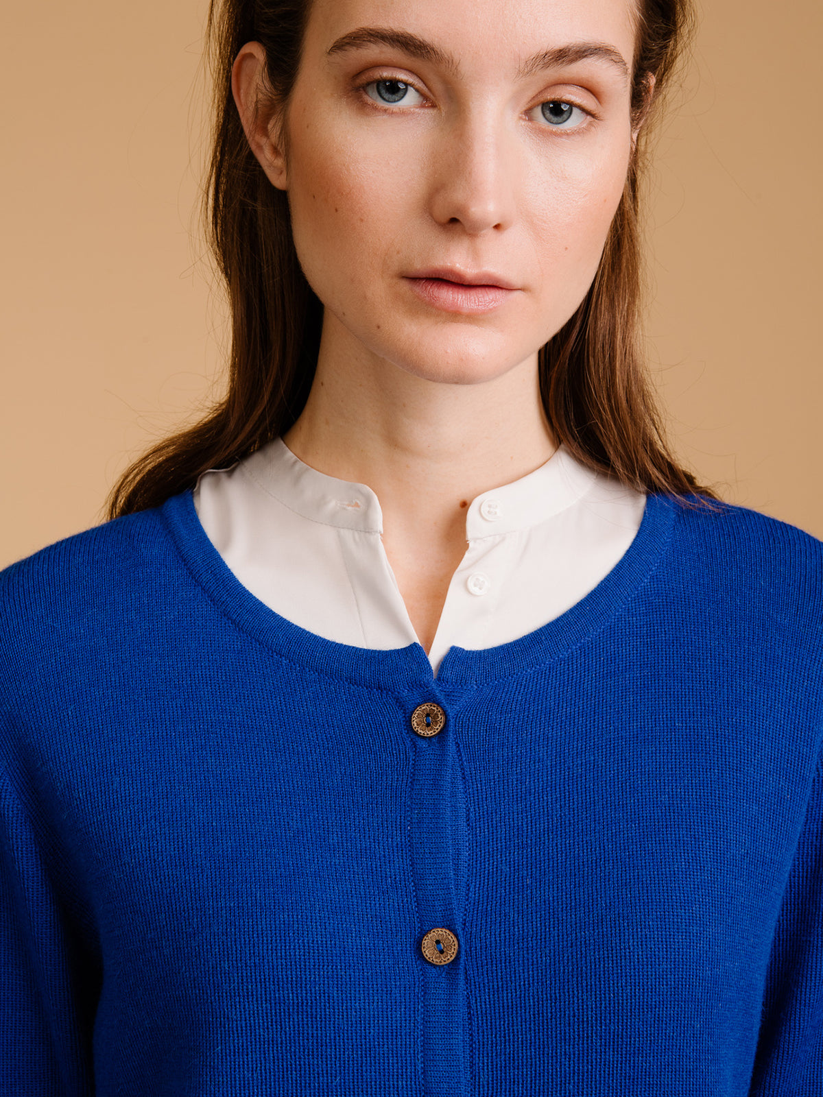 Lange Alpaka Strickjacke in Königsblau Detailansicht