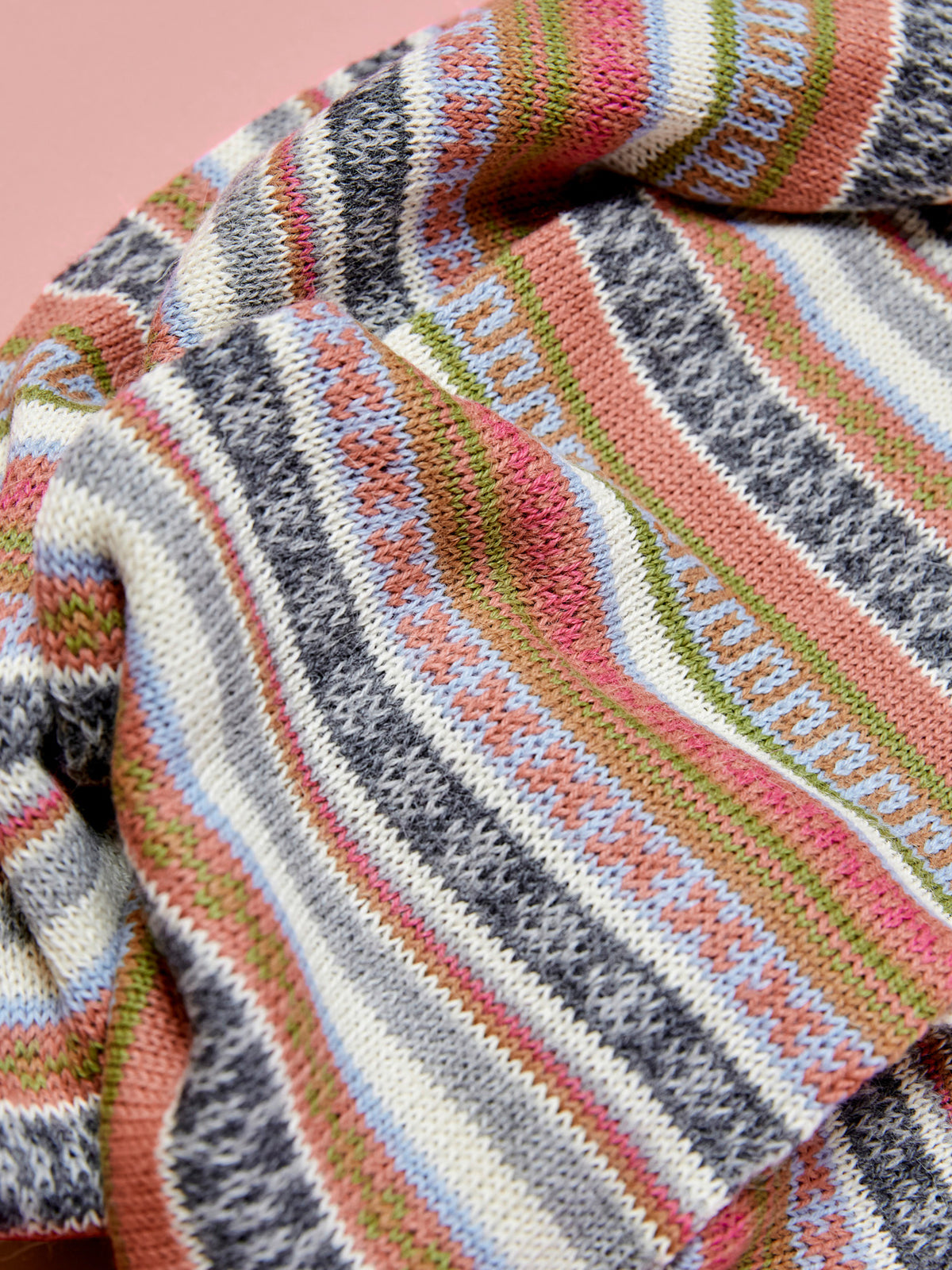 Alpaka-Schal Rayas in Grün mit bunten Musterstreifen von Manuela Bedford – Nahaufnahme der Strickstruktur.