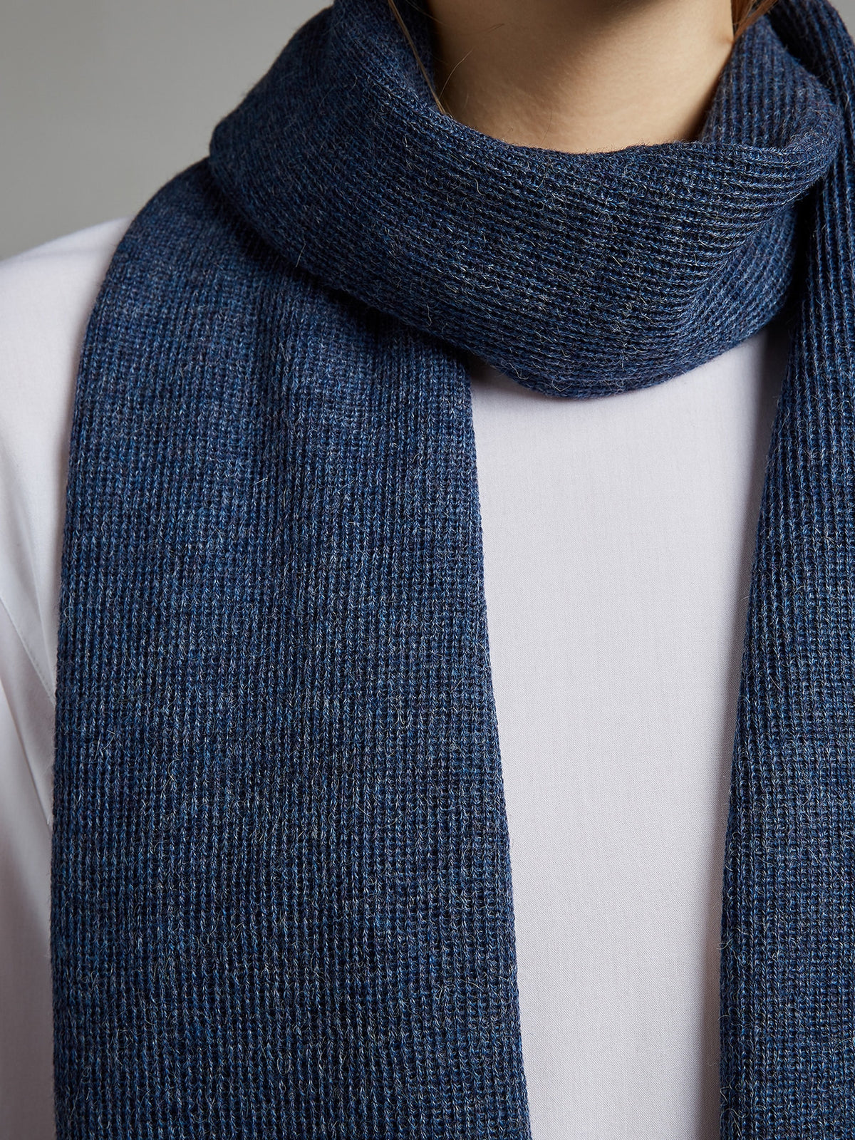 Weicher Klassik Schal in Jeansblau getragen