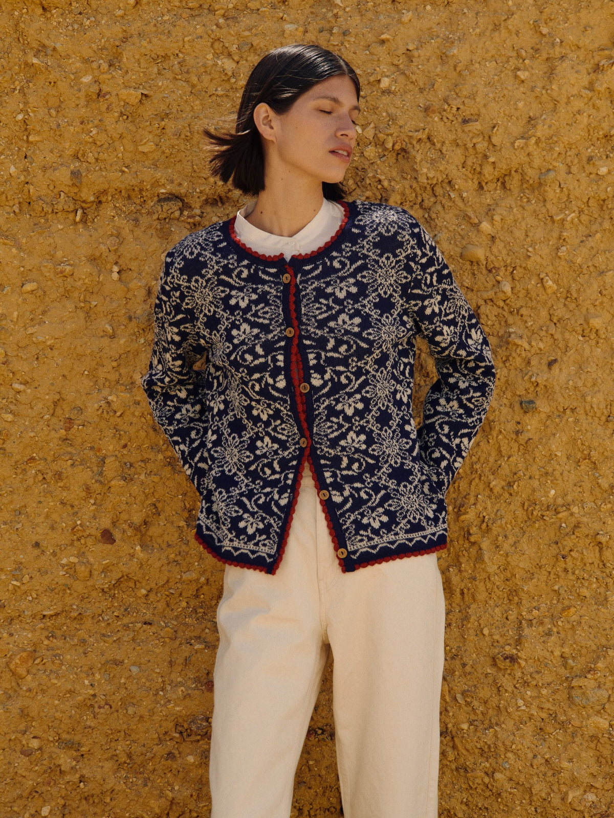 Camila Alpaka Strickjacke in Marine von Manuela Bedford