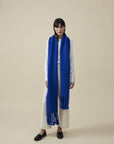 Oversize-Schal aus Merino-Alpaka-Mix in Blau von Manuela Bedford – am Model, Gesamtansicht mit langen Fransen.