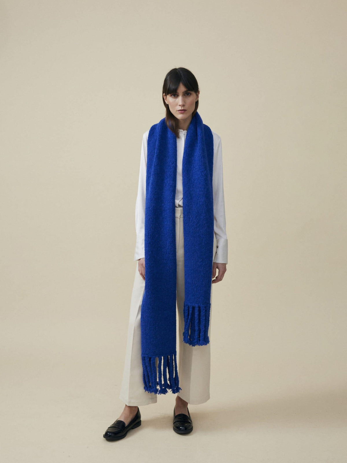 Oversize-Schal aus Merino-Alpaka-Mix in Blau von Manuela Bedford – am Model, Gesamtansicht mit langen Fransen.