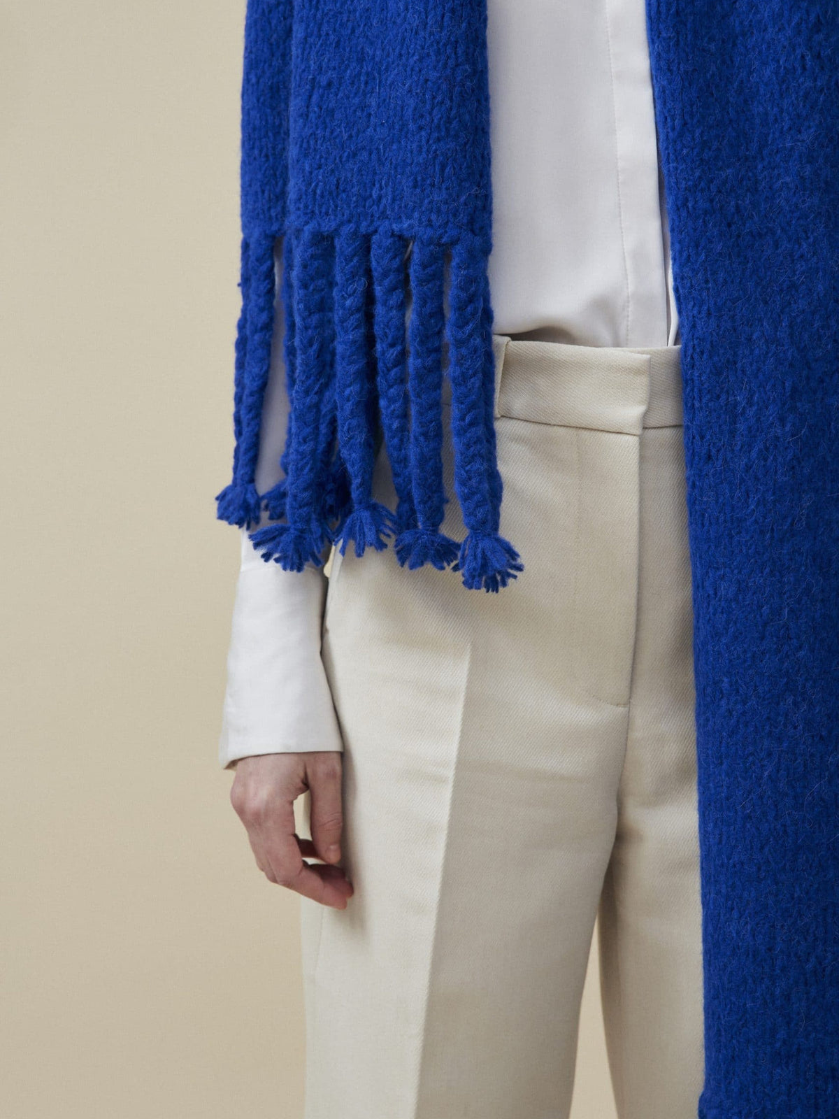 Oversize-Schal aus Merino-Alpaka-Mix in Blau von Manuela Bedford – Detail der Fransen am Model.