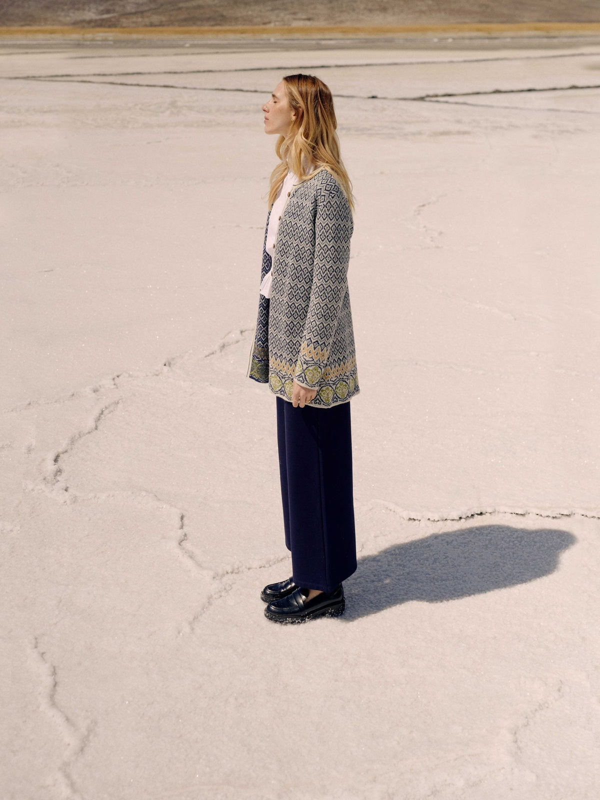 Alpaka Jacquard Strickjacke in Marine von Manuela Bedford