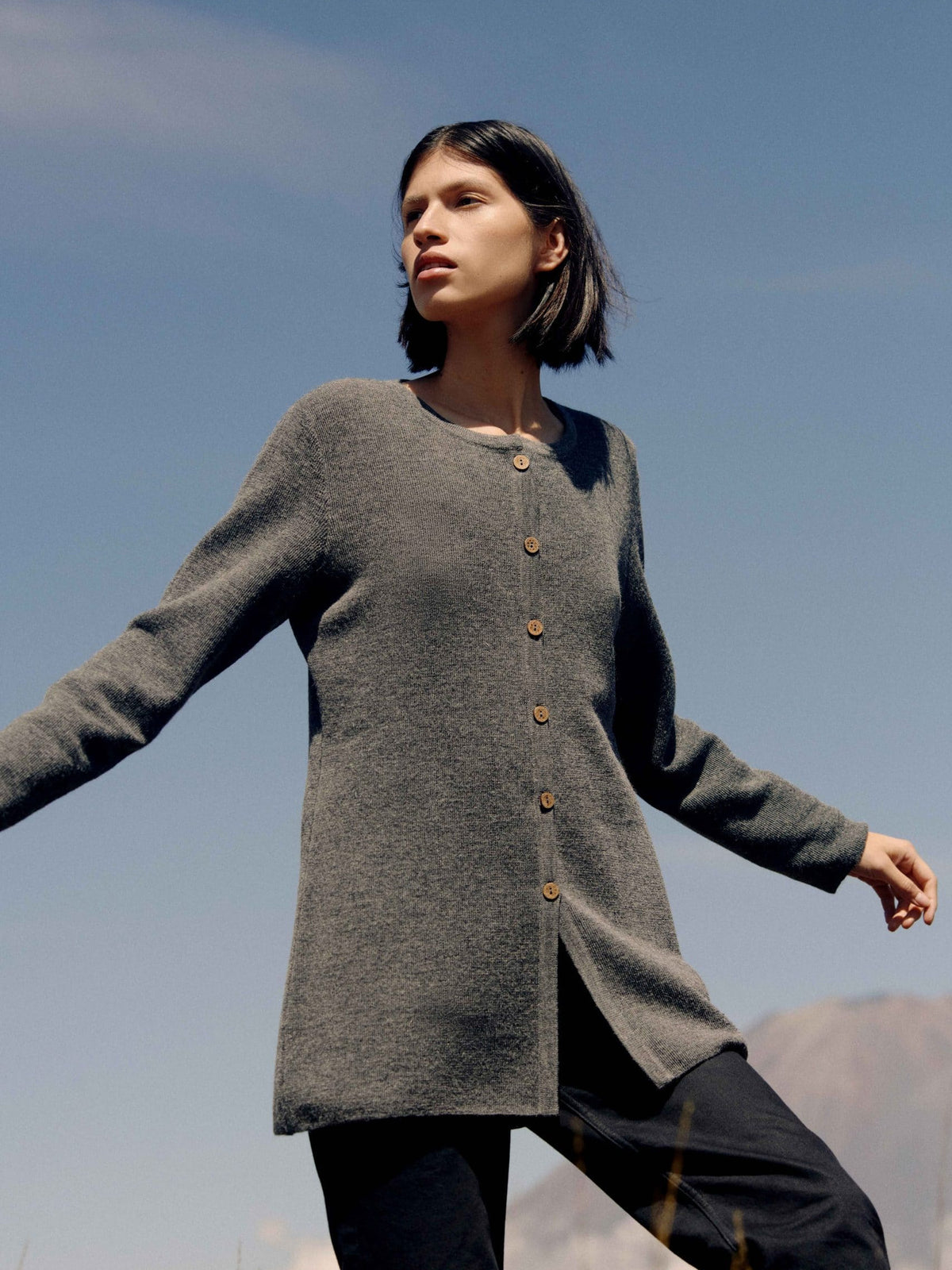 Grauer langer Alpaka Cardigan Detailansicht