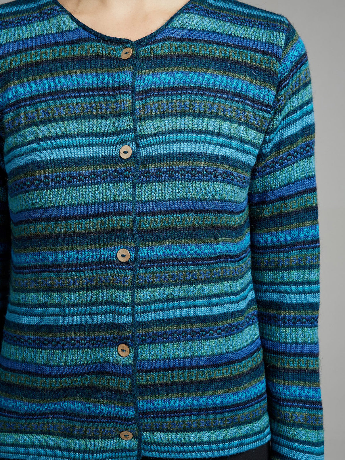 Rayas Strickjacke mit Streifenmuster getragen