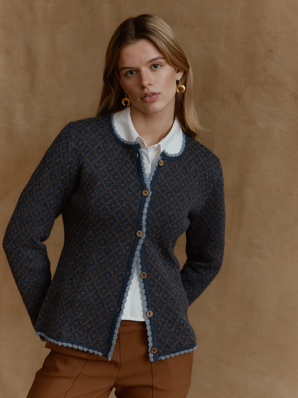 Alpaka Jacquard Strickjacke Aura in Jeansblau von Manuela Bedford