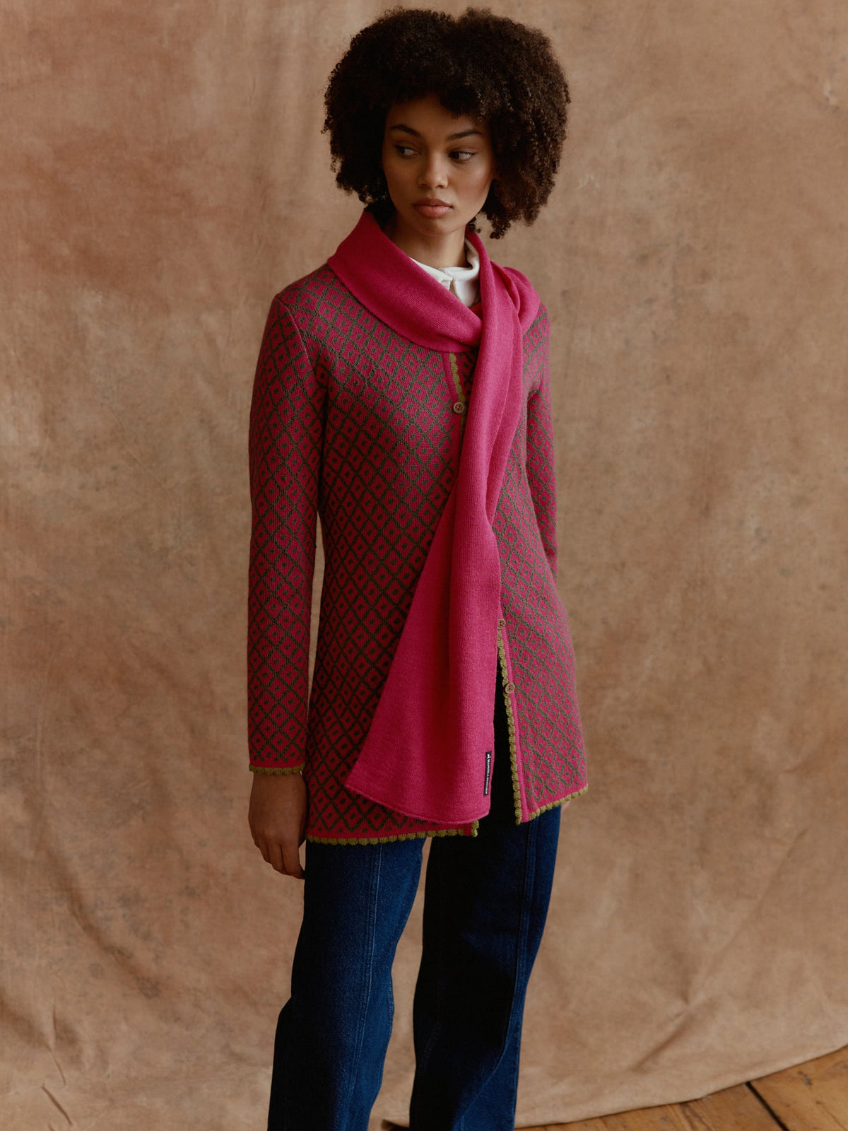 Lange Alpaka Strickjacke Aura in Fuchsia von Manuela Bedford Detailansicht