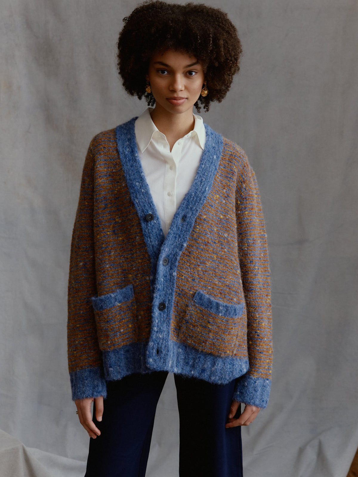 Vero Strickjacke aus Alpaka in Multicolor getragen