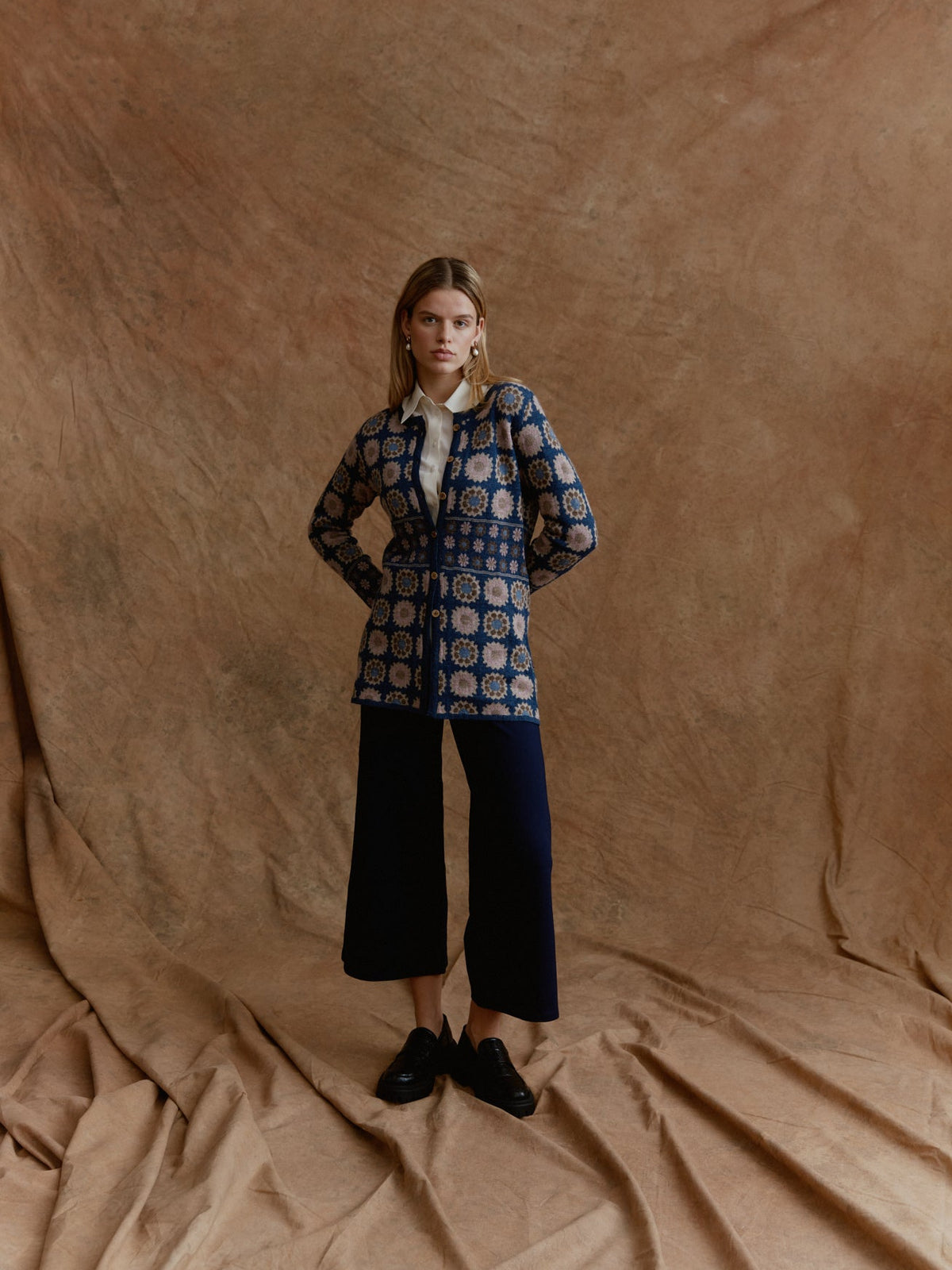 Theresa Alpaka Jacquard Strickjacke in Jeans von Manuela Bedford