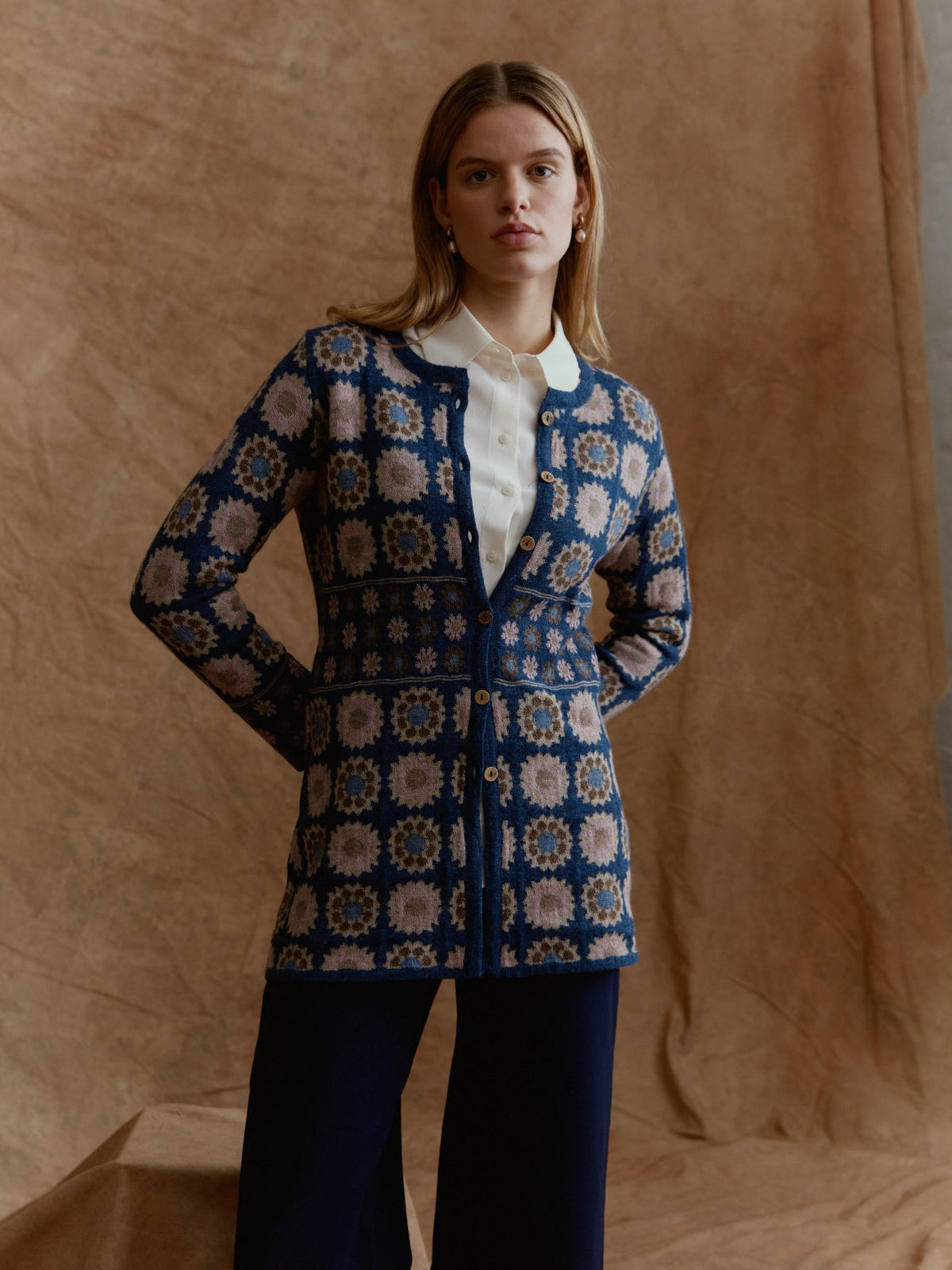 Theresa Jacquard Cardigan in Jeansblau Detailansicht