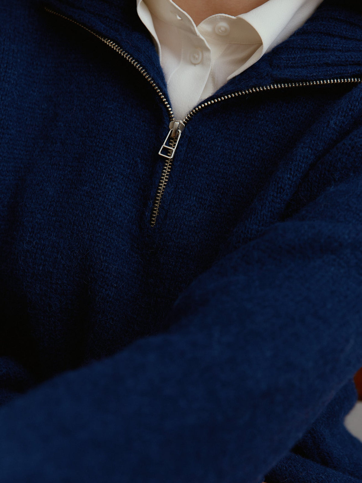 Marineblauer Alpaka Troyer Pullover getragen
