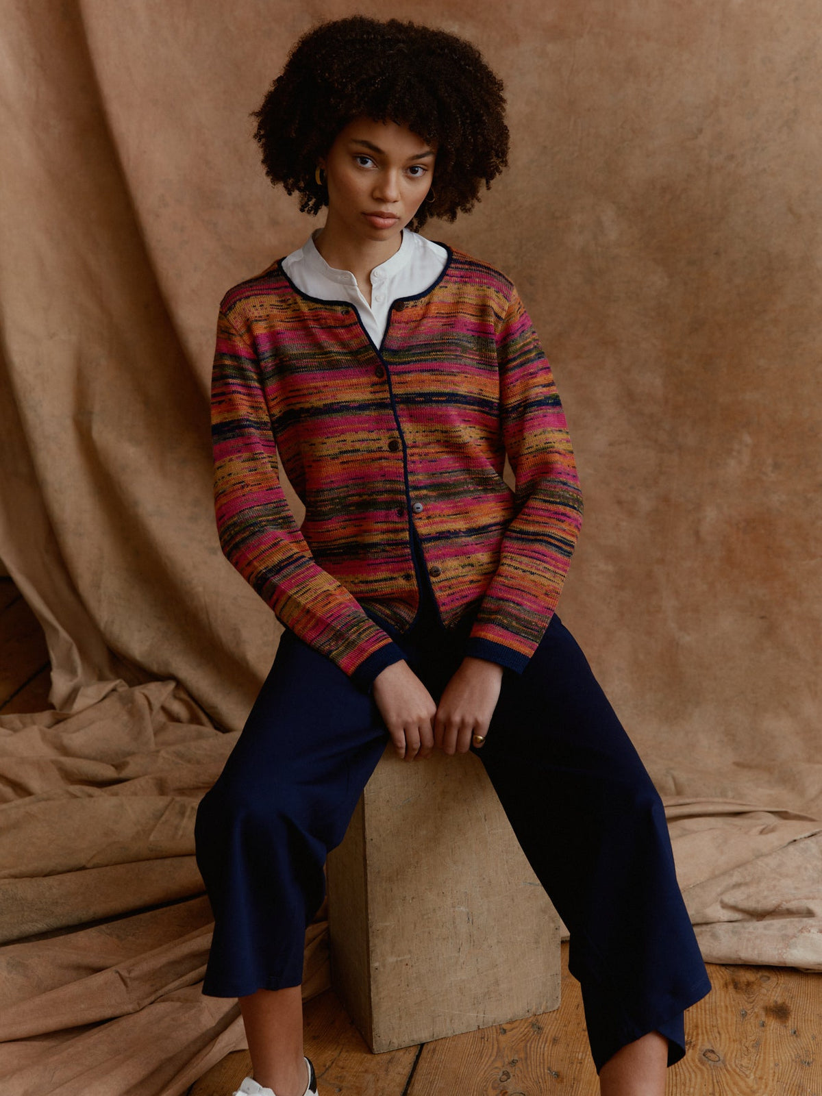 Pintado Alpaka Strickjacke im Multicolor Muster getragen