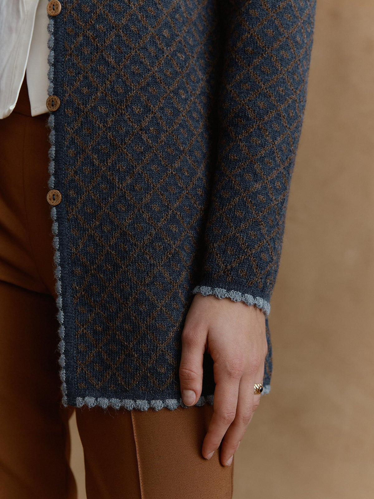 Alpaka Aura Cardigan in Jeans lang von Manuela Bedford