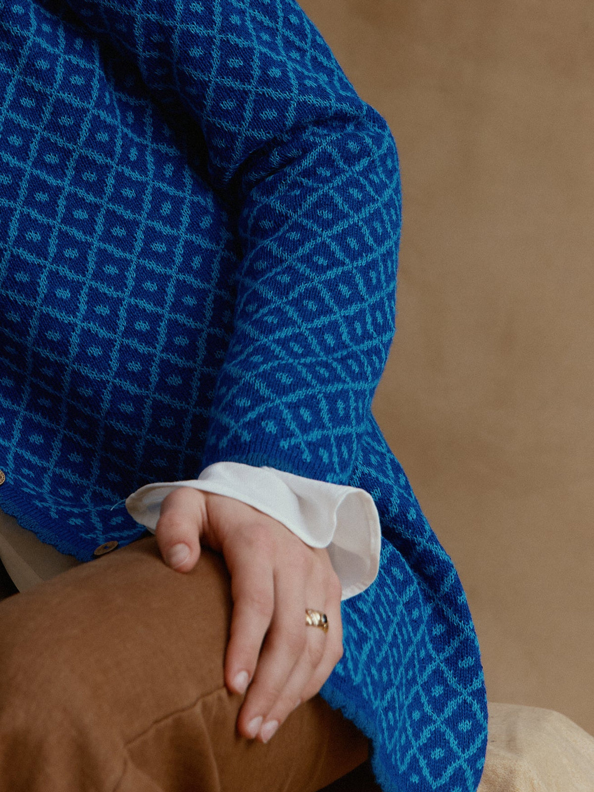 Alpaka Cardigan Aura in Blau von Manuela Bedford 