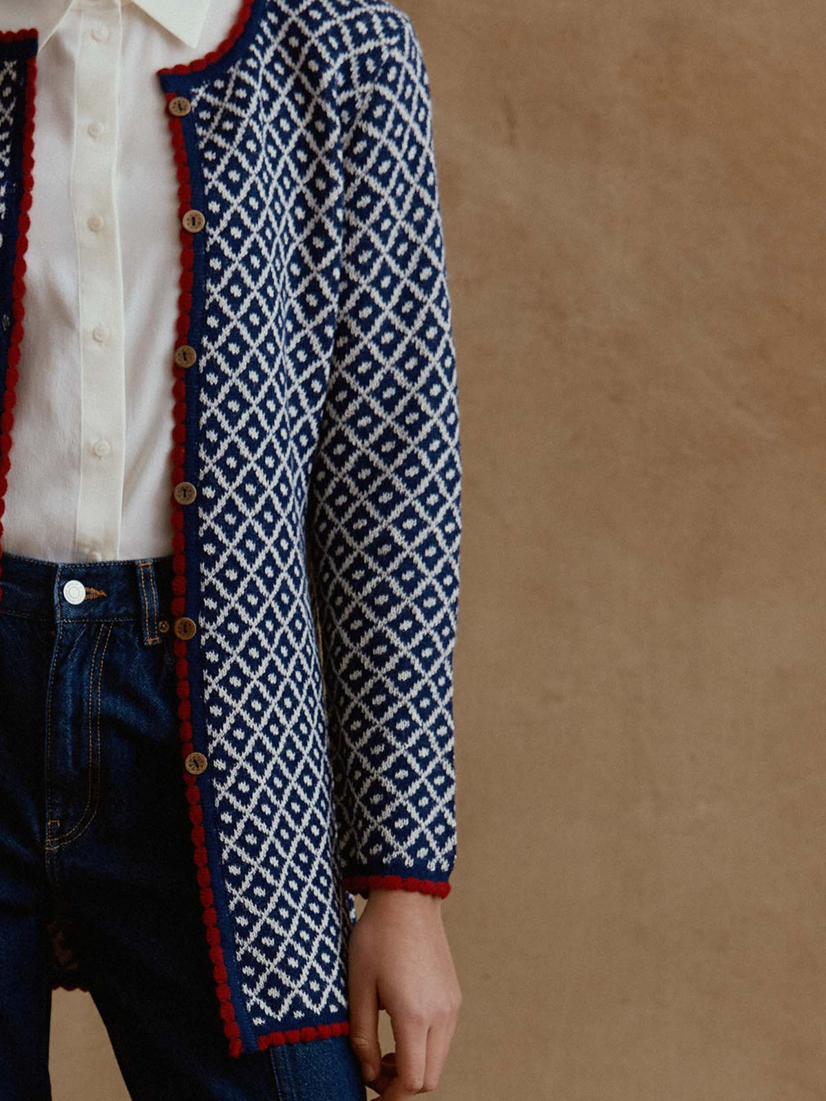 Lange Alpaka Strickjacke Aura in Navy von Manuela Bedford getragen