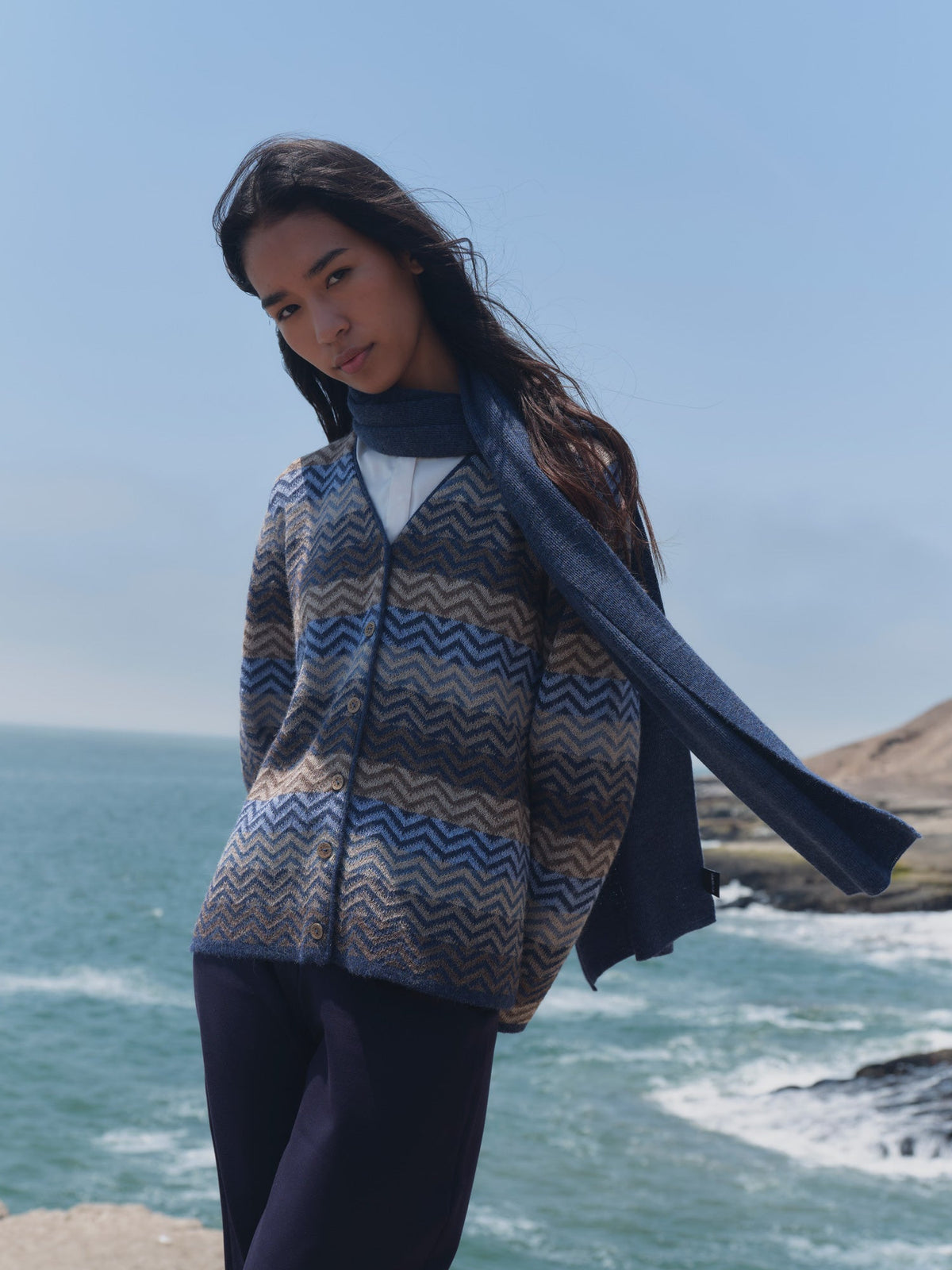 Alpaka Strickjacke Zigzag in Jeans von Manuela Bedford