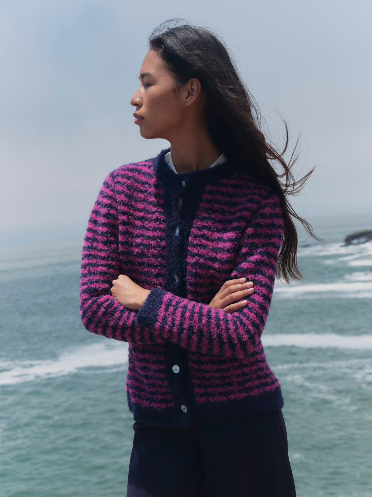 Gestreifte Alpaka-Bouclé-Strickjacke in Marine und Fuchsia von Manuela Bedford.