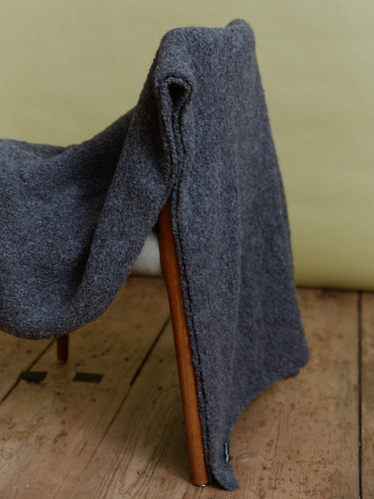 Alpaka Decke von Manuela Bedford in Grau