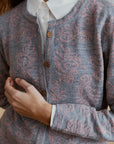Strickjacke aus Baby Alpaka in Grau getragen