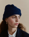 Alpaka Wollmix Beanie in Blau von Manuela Bedford getragen