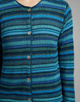 Rayas Strickjacke mit Streifenmuster getragen