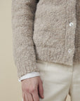 Alpaka Boucle Strickjacke in Beige Detailansicht von Manuela Bedford