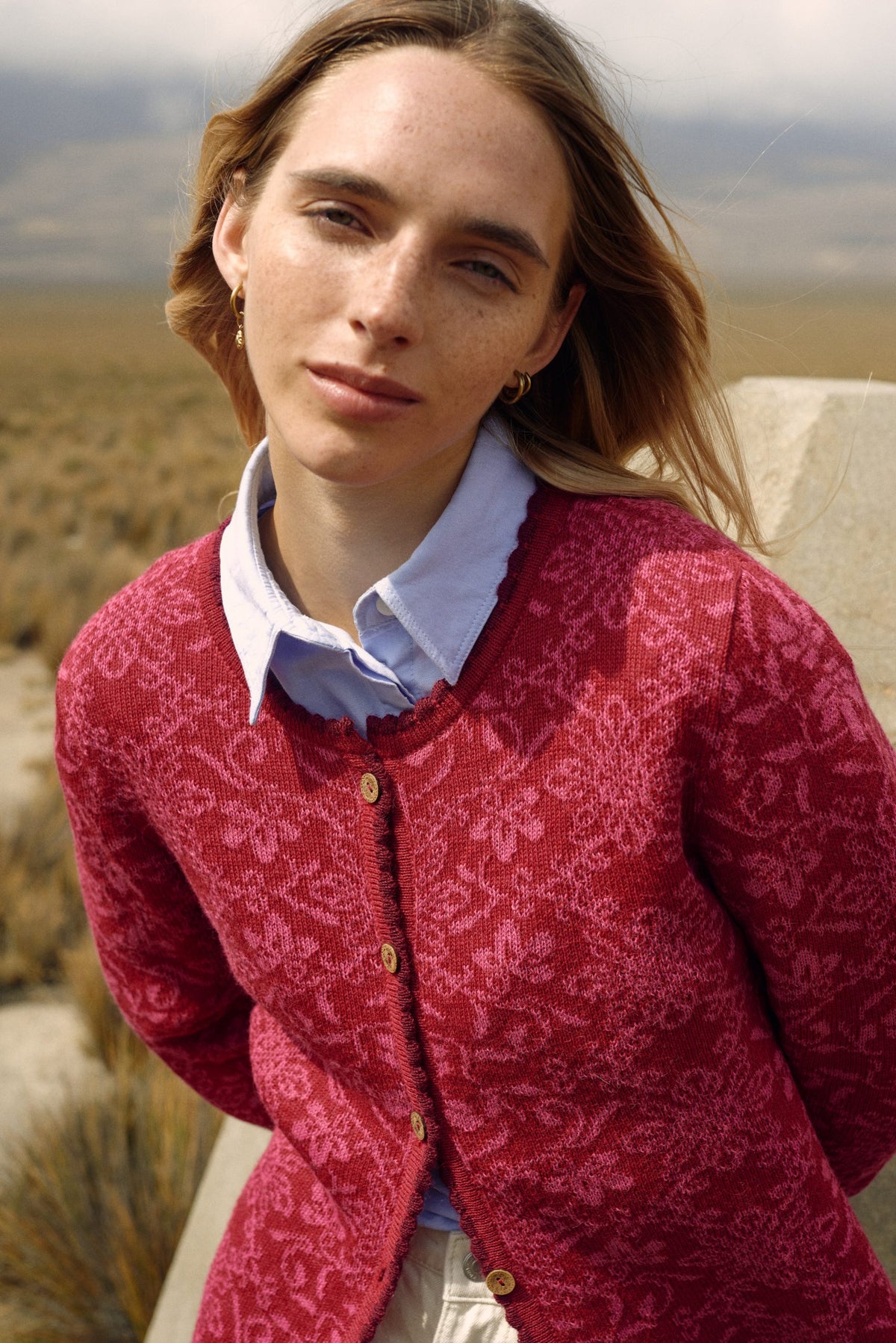 Alpaka-Cardigan Camila in Fuchsia von Manuela Bedford – am Model im Freien.