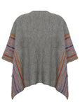 Alpaka Poncho mit Streifenmuster von Manuela Bedford