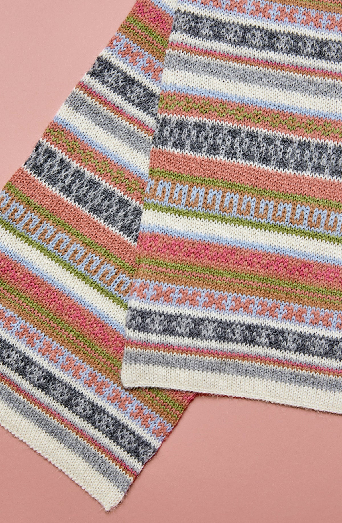 Alpaka-Schal Rayas in Grün mit bunten Musterstreifen von Manuela Bedford – Detail des Streifenmusters.