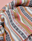 Alpaka-Schal Rayas in Grün mit bunten Musterstreifen von Manuela Bedford – Nahaufnahme der Strickstruktur.