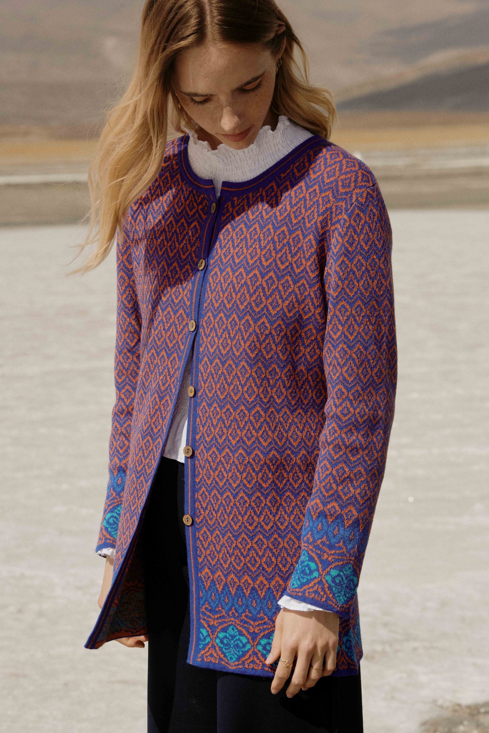 Alpaka Jacquard Strickjacke in Blau von Manuela Bedford