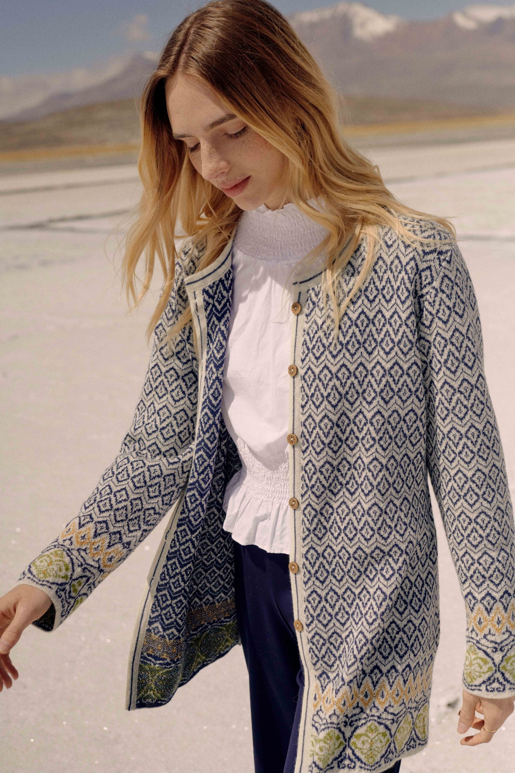 Alpaka Jacquard Strickjacke in Marine von Manuela Bedford