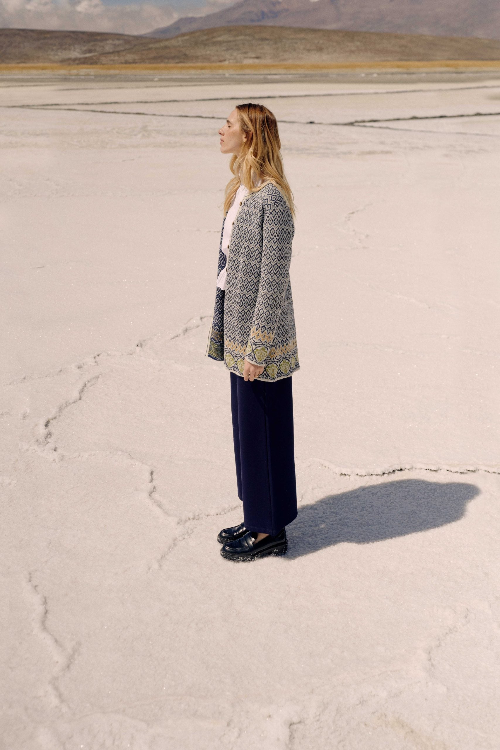 Alpaka Jacquard Strickjacke in Marine von Manuela Bedford