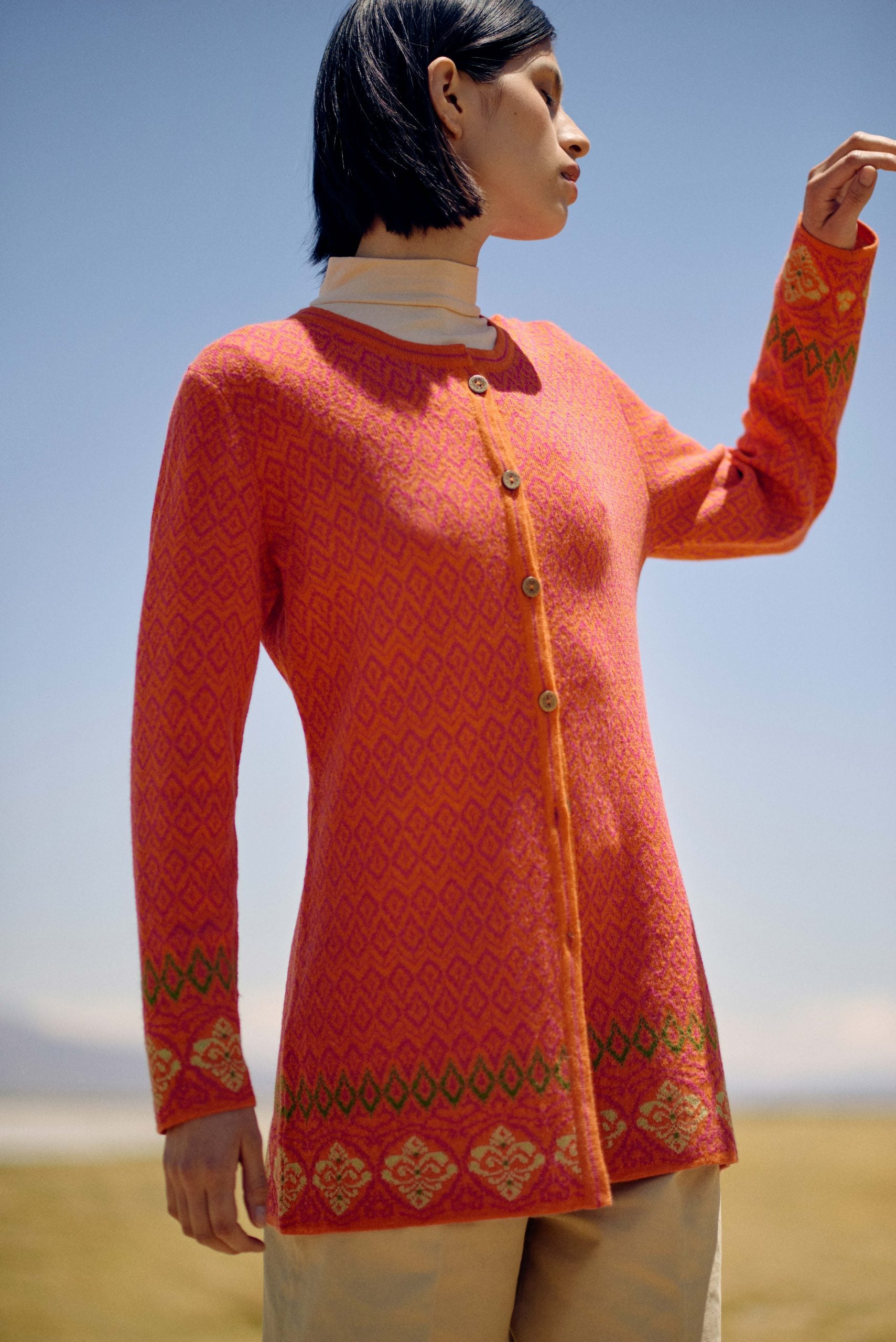 Alpaka Jacquard Strickjacke in Orange von Manuela Bedford