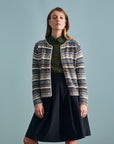 Cardigan Rayas in Navy mit Musterstreifen von Manuela Bedford – am Model, Vorderansicht.