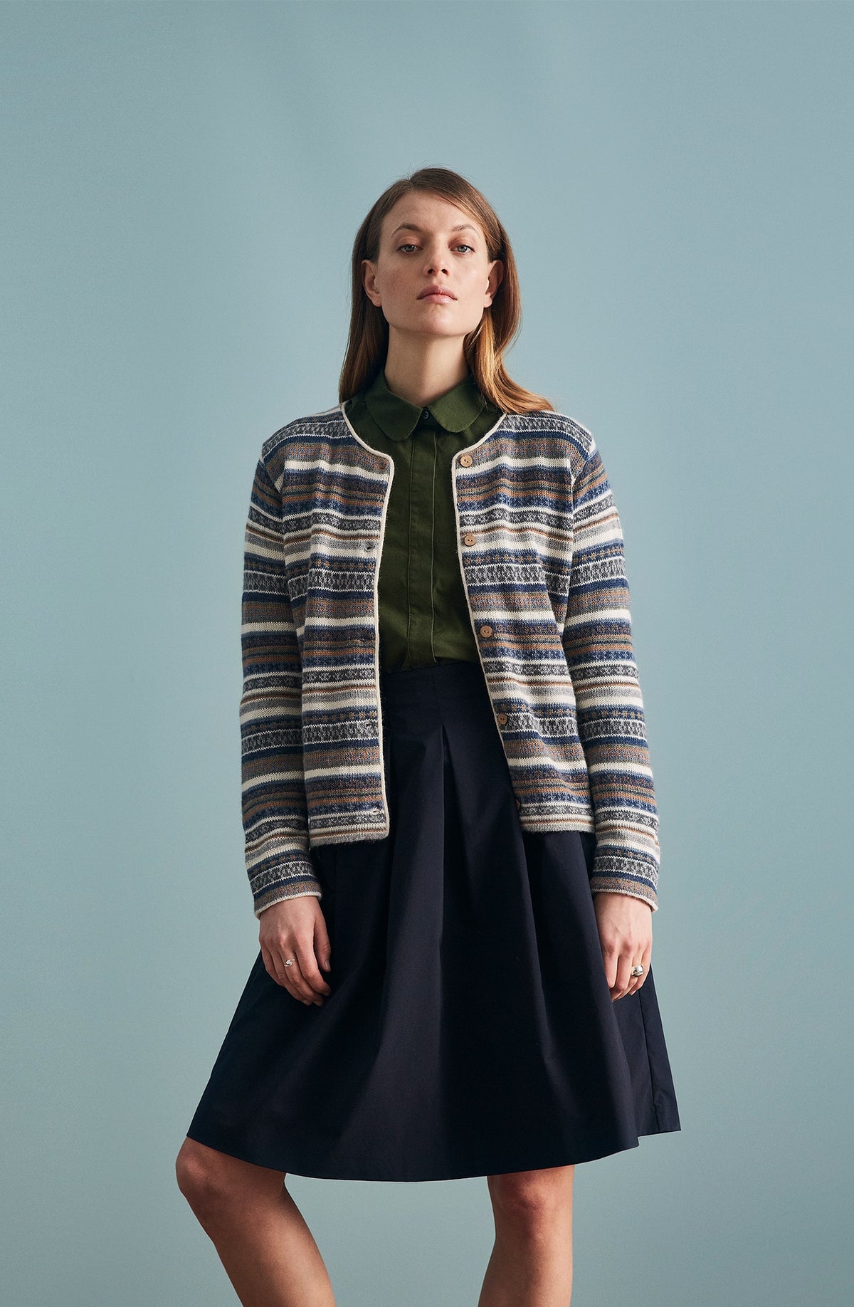 Cardigan Rayas in Navy mit Musterstreifen von Manuela Bedford – am Model, Vorderansicht.