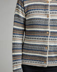 Cardigan Rayas in Navy mit Musterstreifen von Manuela Bedford – Detail des Streifenmusters und der Knopfleiste.