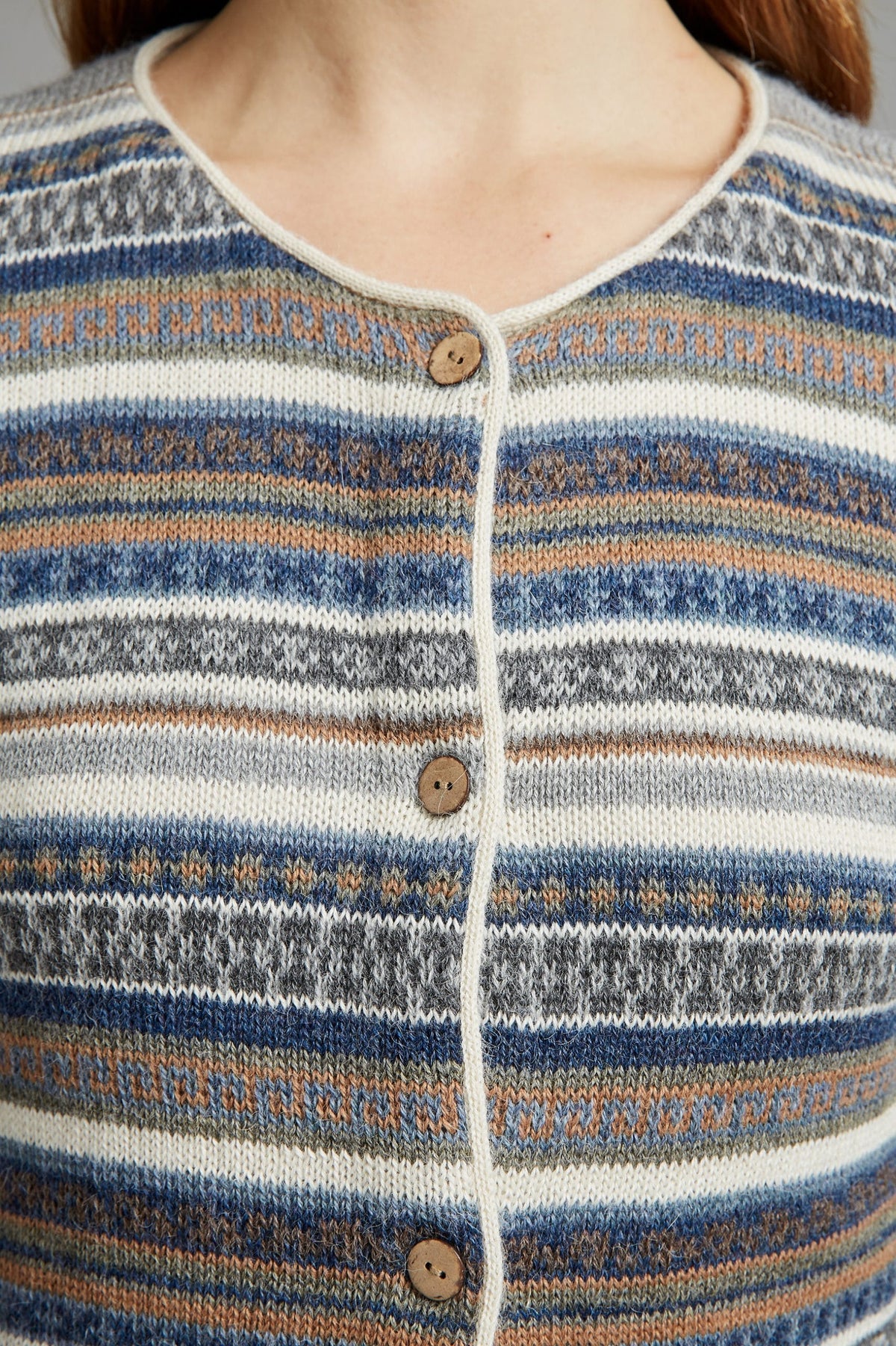 Cardigan Rayas in Navy mit Musterstreifen von Manuela Bedford – Nahaufnahme von Rundhalsausschnitt und Knopfleiste.