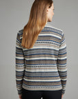 Cardigan Rayas in Navy mit Musterstreifen von Manuela Bedford – am Model, Rückansicht.