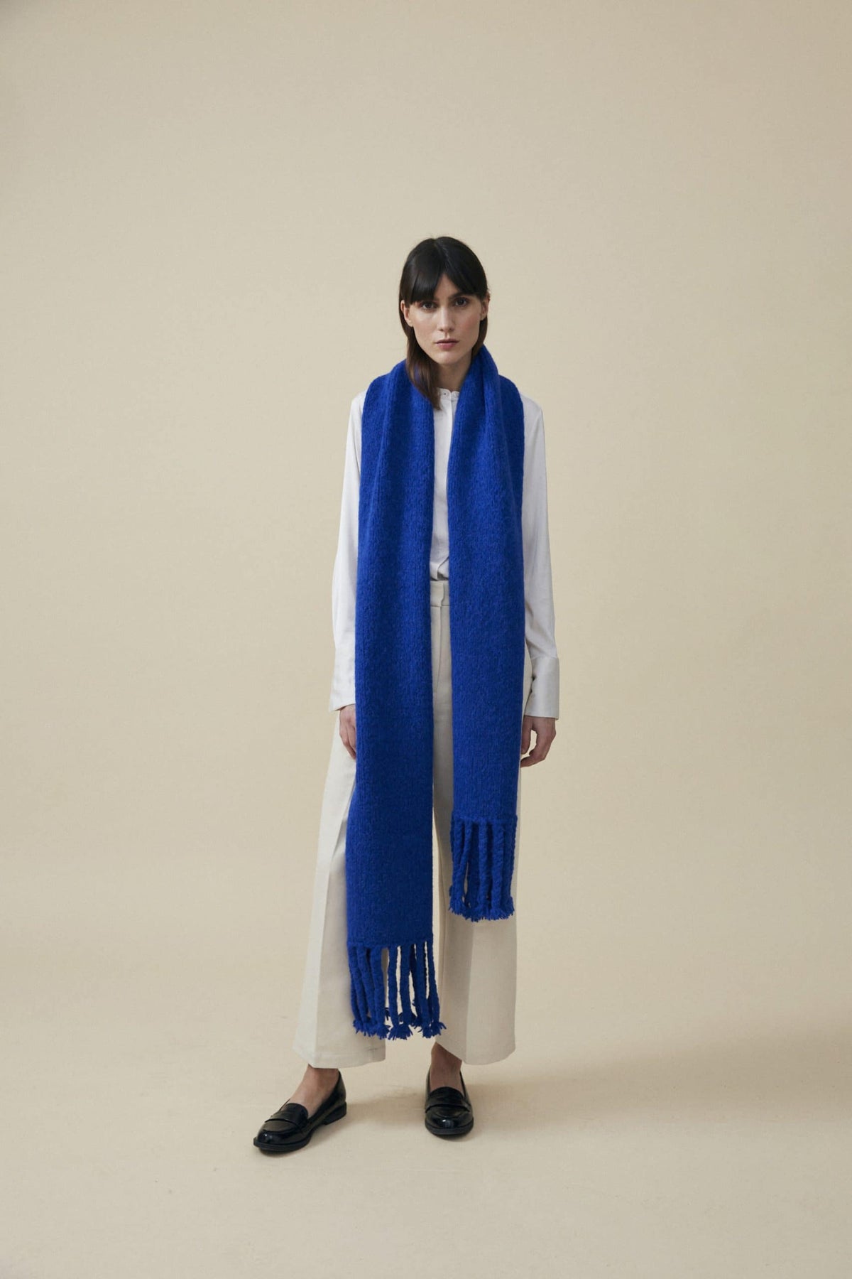 Oversize-Schal aus Merino-Alpaka-Mix in Blau von Manuela Bedford – am Model, Gesamtansicht mit langen Fransen.