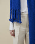 Oversize-Schal aus Merino-Alpaka-Mix in Blau von Manuela Bedford – Detail der Fransen am Model.